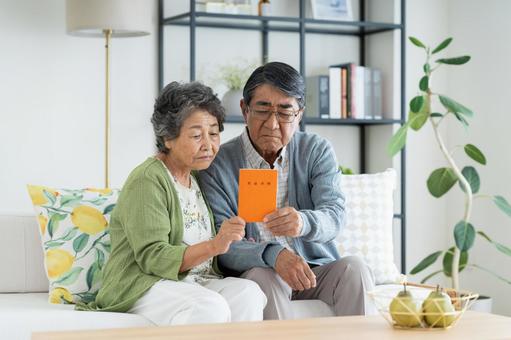 年金手帳を持つシニアの夫婦 年金手帳を持つシニアの夫婦 年金,シニア,夫婦の写真素材