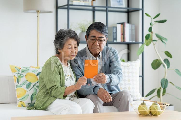 年金手帳を持つシニアの夫婦 年金,シニア,夫婦の写真素材