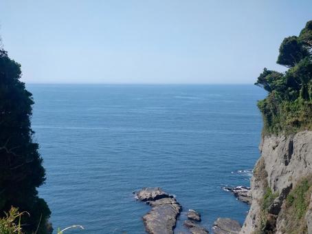 江ノ島の2つ岩から眺める海岸 江ノ島の2つ岩から眺める海岸の写真