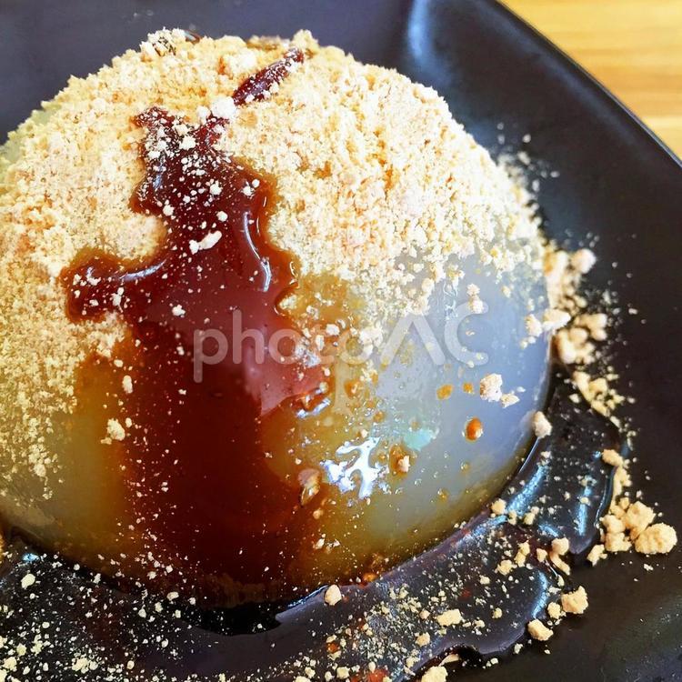 黒蜜のかかったくず餅 くず餅,きな粉,黒蜜の写真素材