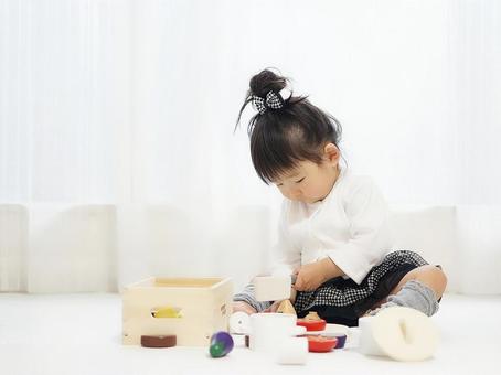 One and a half year old girl playing house, đứa bé, cô gái, chơi nhà, JPG