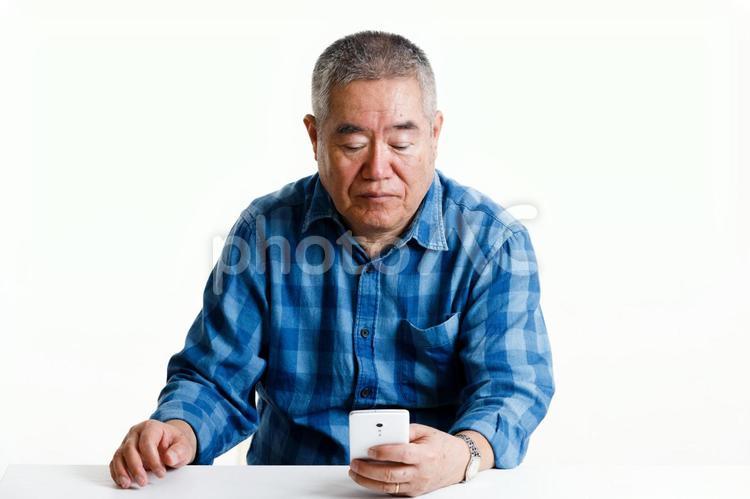 高齢者男性とスマートフォン おじいさん,スマホ,高齢者の写真素材