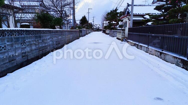 冬の田舎道は白銀① 田舎道,冬,雪の写真素材