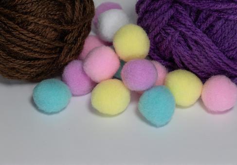 カラフルなポンポン玉と毛糸 カラフルなポンポン玉と毛糸 ポンポン,ポンポン玉,毛糸の写真素材