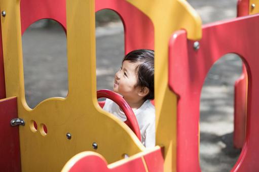 遊具で遊ぶ子供 遊具で遊ぶ子供 の写真
