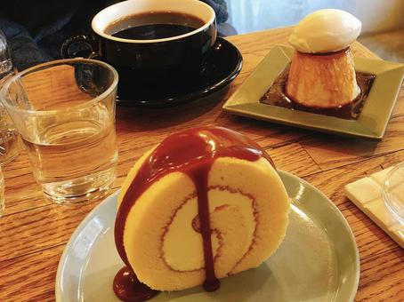 東京、カフェのロールケーキとプリン 東京、カフェのロールケーキとプリンの写真