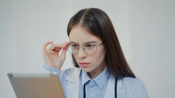 カルテをじっくり見る女性 医療,予防,保険の写真素材