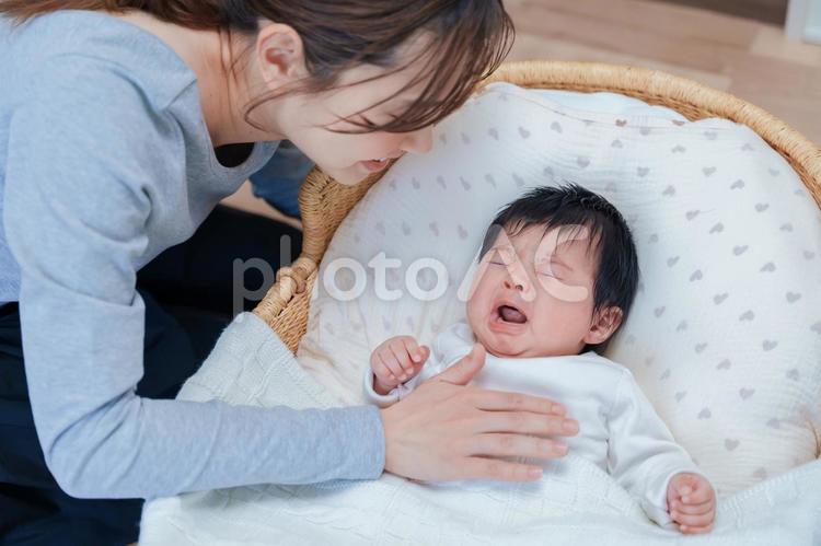 赤ちゃんを寝かしつける母親 赤ちゃん,母親,ママの写真素材