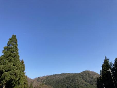 雲ひとつない空と山 雲ひとつない空と山の写真