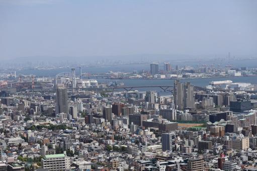 都会の街並みと川と海と空の風景の写真