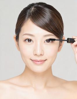 マスカラをする女性 マスカラをする女性の写真