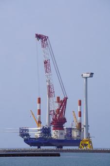 洋上風力発電機の設置工事の風景 洋上風力発電機の設置工事の風景 工事,風力発電機,エコの写真素材