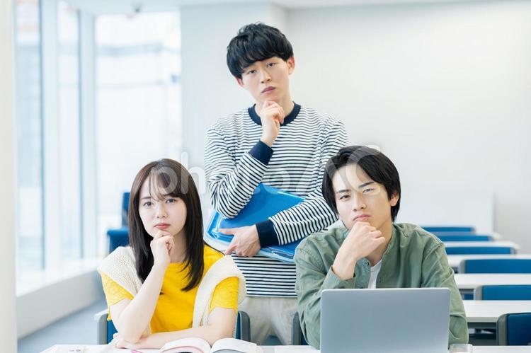 教室で悩む学生 大学生,悩む,教室の写真素材