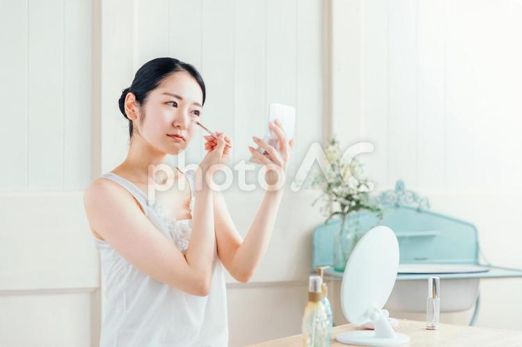 涙袋メイクをする女性 涙袋メイク,涙袋,困るの写真素材