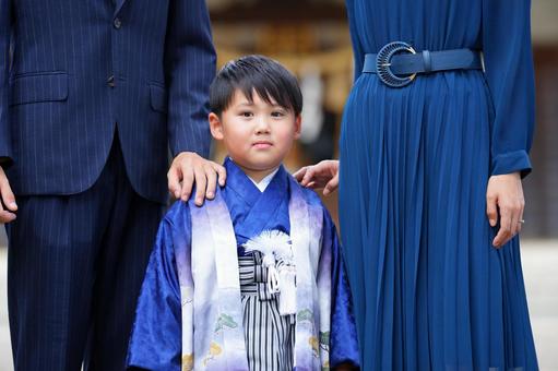 神社での七五三の記念撮影 神社での七五三の記念撮影 七五三,お参り,七五三参りの写真素材