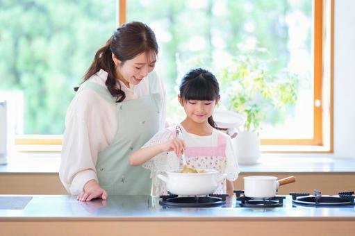 カレーの鍋を見る母子 カレーの鍋を見る母子 母,娘,女の子の写真素材