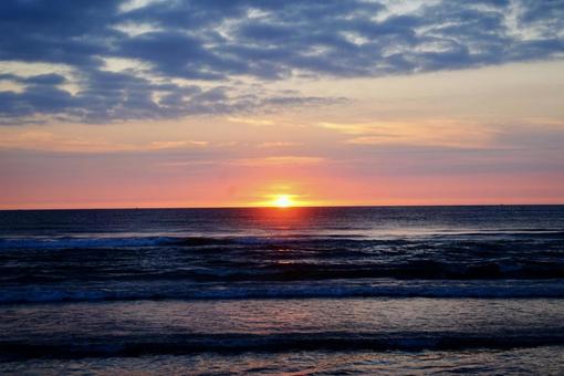 海と空が溶け合う瞬間 海と空が溶け合う瞬間 夕日,海岸,水平線の写真素材
