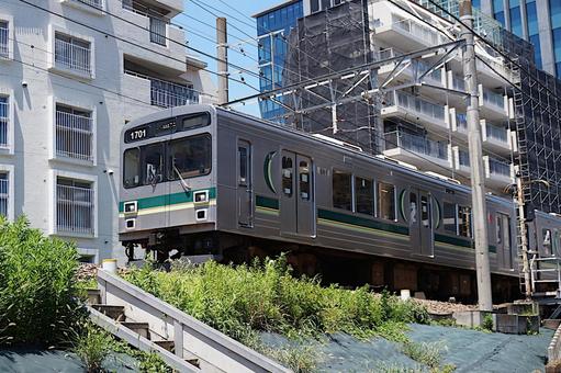 大崎広小路付近を走行する東急池上線の電車の写真