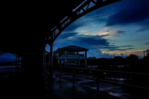 <素材>雨の夕暮れのキャンプ場のテント <素材>雨の夕暮れのキャンプ場のテント 空,夕方,夕暮れの写真素材