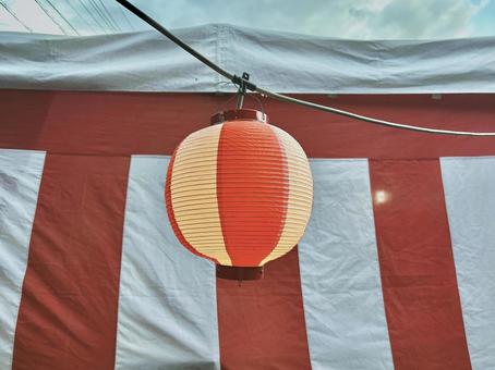 お祭りの紅白幕とぼんぼり お祭りの紅白幕とぼんぼりの写真