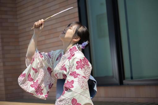 暑くて辛そうな浴衣女性 暑くて辛そうな浴衣女性 浴衣,和装,女性の写真素材