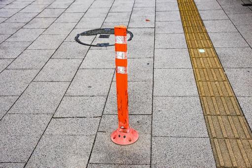 歩道上の自動車進入禁止のポール ソフトコーン,橋,ガードコーンの写真素材