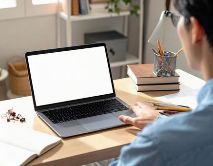 オンライン授業を受ける日本人 オンライン授業を受ける日本人の写真