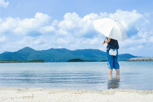 <素材>夏の海で一人遠くを見つめる女性 <素材>夏の海で一人遠くを見つめる女性 女性,海,空の写真素材