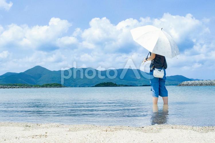 ＜素材＞夏の海で一人遠くを見つめる女性 女性,人物,海の写真素材