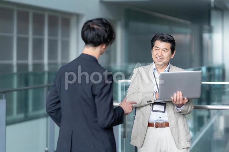 オフィスで打ち合わせをするエンジニア エンジニア,ビジネス,会議の写真素材