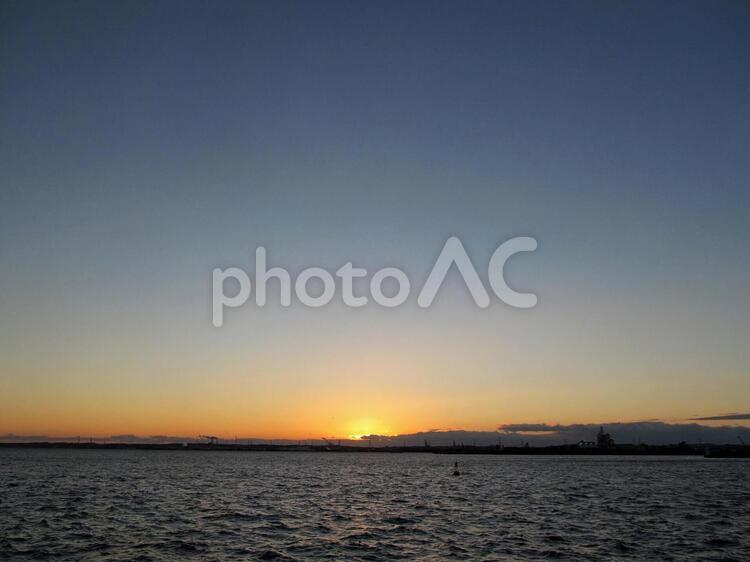 夕日と海 夕空,オレンジ色の空,海の写真素材
