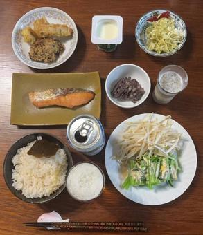 ご飯、焼き銀鮭、アスパラ菜などの夕食 夕食,あきたこまち,焼き銀鮭の写真素材