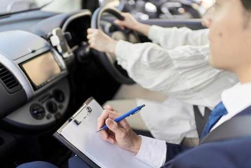 A male instructor who teaches how to drive a car, कार, आपरेशन, अनुदेशकों, JPG