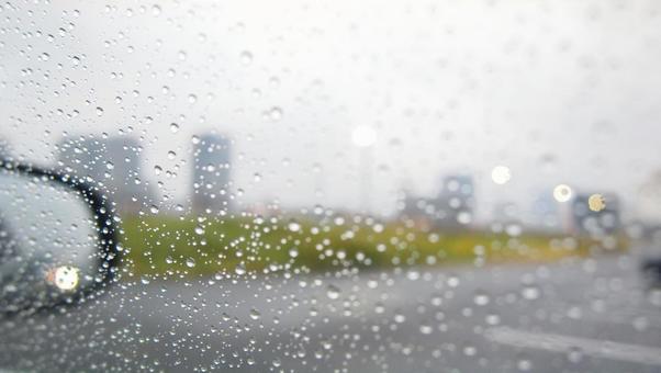 雨粒越しの都内風景（ドライブ・昼） 雨,水滴,雨粒の写真素材