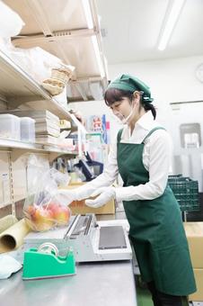 スーパーの裏方で働く人々 袋詰め スーパーの裏方で働く人々 袋詰め スーパー,スーパーマーケット,バックヤードの写真素材