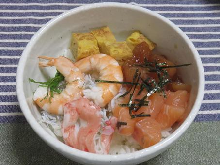海鮮丼 海鮮丼 手作り海鮮丼,ゆで海老,漬けマグロの写真素材