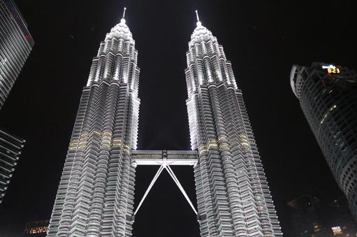 夜のペトロナスツインタワー 夜のペトロナスツインタワー ペトロナスツインタワー,アジア,東南アジアの写真素材