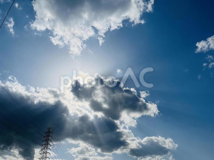 美しい空と雲と神秘的な太陽光 空,青空,雲の写真素材