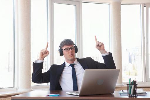 両手で上を指差すポーズの男性 男性,外国人,指差しの写真素材