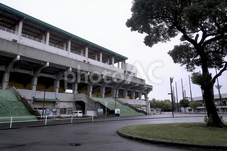 雨のスタジアム スタジアム,野球場,雨の写真素材
