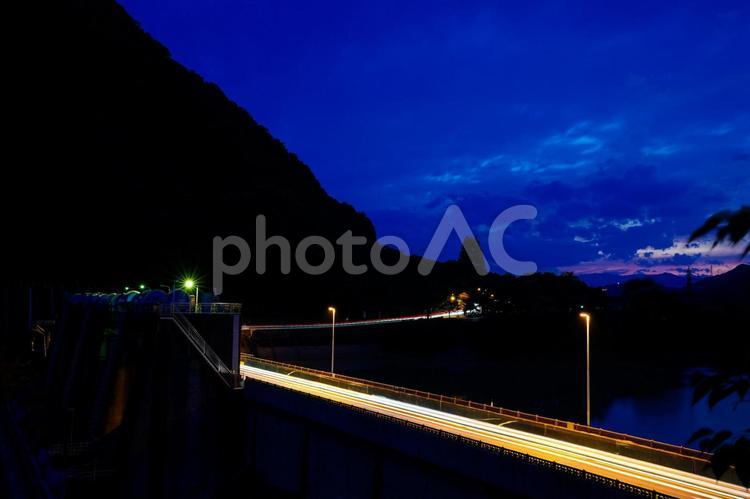夜の城山ダムと流れる車のライト 風景,夜景,夜の写真素材