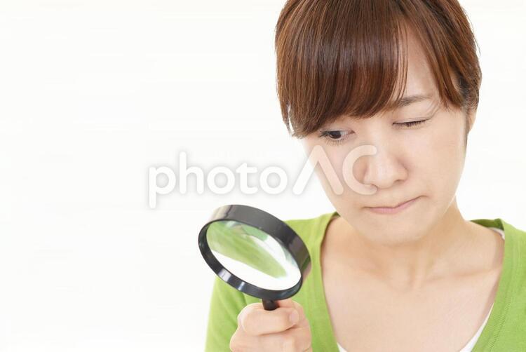拡大鏡を持つ女性 女性,女,リラックスの写真素材