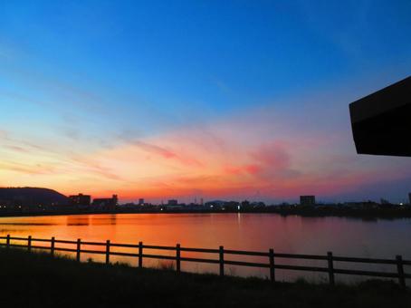 7月下旬の野田池からの夕焼け空 7月下旬の野田池からの夕焼け空の写真