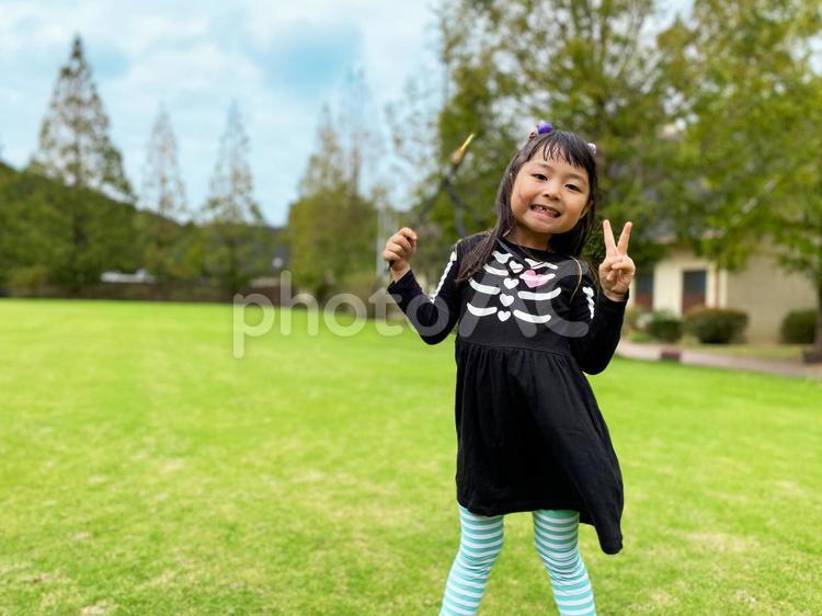 ハロウィーンの仮装を着た子供_03 ハロウィン,ハロウィーン,子供の写真素材