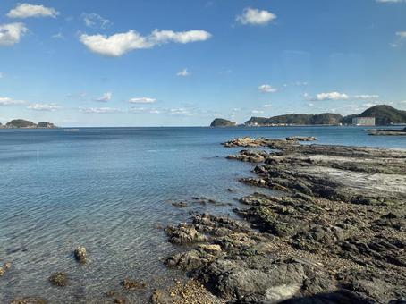 岩場と海 岩場と海 空,自然,晴れの写真素材