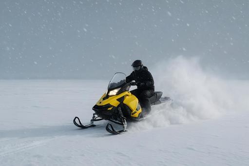 吹雪とスノーモービル 吹雪とスノーモービルの写真