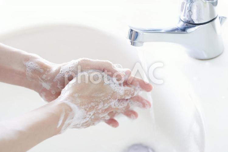 水道の蛇口と手を洗う人 手洗い,手,ボディパーツの写真素材