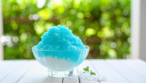ガラスの器に盛られたかき氷 ガラスの器に盛られたかき氷の写真