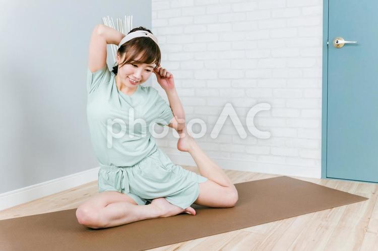 家でヨガをするおしゃれな日本人女性 ヨガ,女性,ストレッチの写真素材
