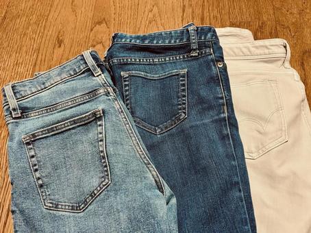 3色のデニムパンツ 3色のデニムパンツの写真